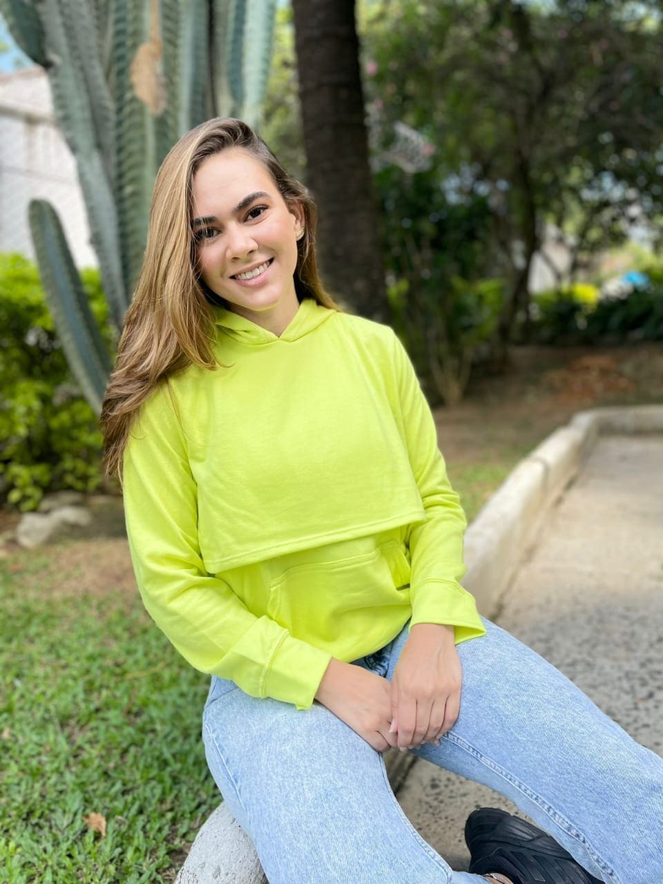 Hoodie Burda Unicolor Verde Limón
